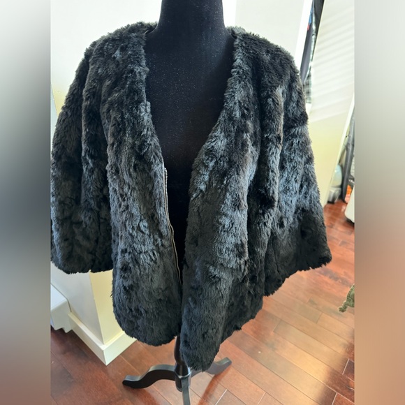 CLUB MONACO Faux fur cropped Black sized medium jacket. - Picture 9 of 12